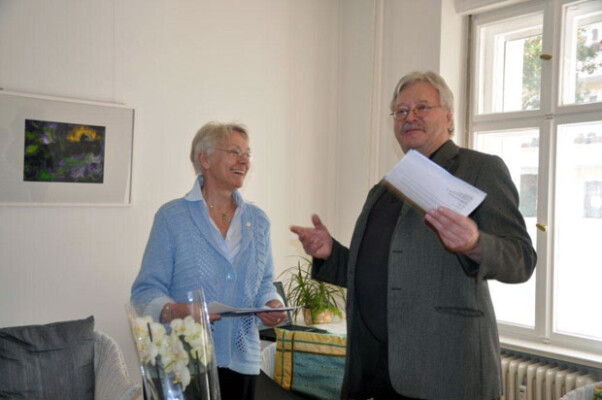 Jutta Hahne bekommt die PARITÄTISCHE Ehrennadel in Silber